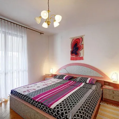Cozy Alexandra For Relaxed Vacation بولا